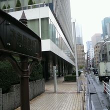 木挽町通りの標示と銀座６丁目の木挽町通りの町並みの様子です。