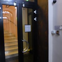 フロントとエレベータの間のドアは、ルームキーをかざせば開く。