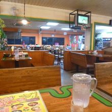 店内は結構広い。