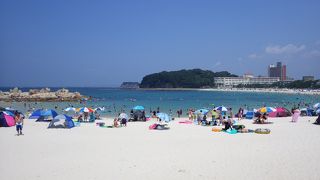 青い海の海水浴場