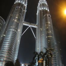 ライトアップされたツインタワー