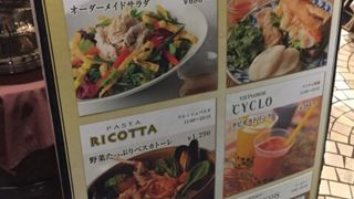 おしゃれなフードコート