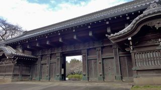 重厚な造りの「黒門」です