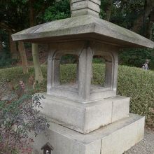 随所にこのような江戸時代の記念碑が残っています　石灯篭