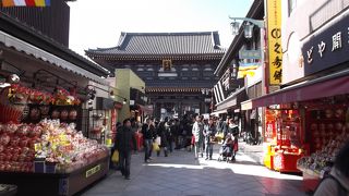 「トントコ、トントコ…」と賑やかな　川崎大師門前