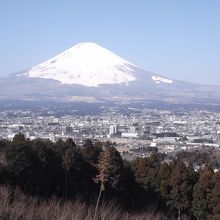 広い駐車場から富士山を一望