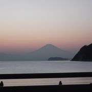 富士山と江の島を望むビーチ