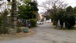 都心立地にしては広い境内