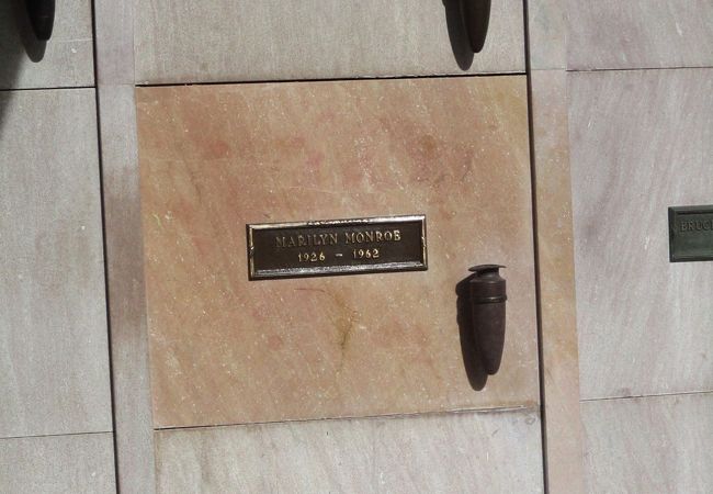 ＵＣＬＡ近くのビルの谷間にあるメモリアルパークで、マリリン・モンローを初め、多くの芸能人のお墓が埋葬されています。