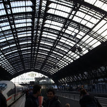 鉄骨が美しいホーム