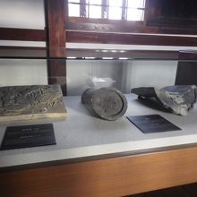 廊下には展示物があります