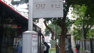 「烏來」(台北発)は舗道路上のバス停；×台北BS