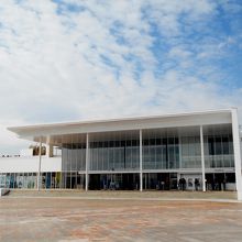 広々とした敷地に建つ近代的な水族館です。