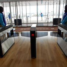 入場は券のバーコードを機械にタッチ。再入場も出来ます。