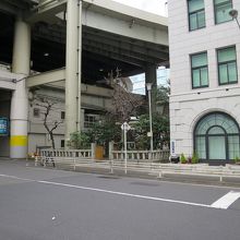 「東京証券取引所」前に建つ「日証館」横に…