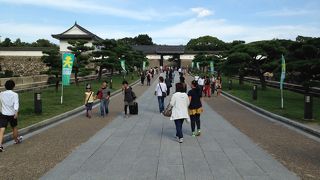 威圧される大手門