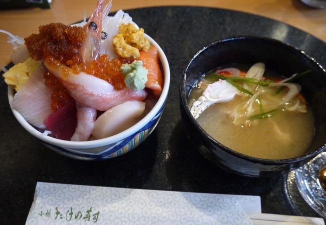 小樽のお寿司屋さんの海鮮丼