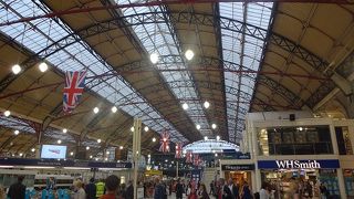 ロンドンとイングランド南部を結ぶ列車の駅