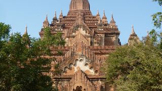 パガンでも指折りの均整の取れた寺院建築の一つです。