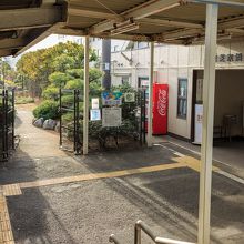 改札をまっすぐ進むと海芝公園へ