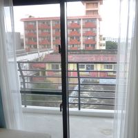 部屋の窓とベランダです。