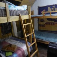 ドミトリー4名。コンセントの数は，1人1個程度。