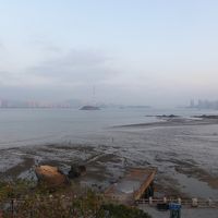 コロンス島北から臨む厦門と海辺。朝は引き潮で干潟のようになり