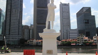 マリーナ湾近くのシンガポール川沿いに記念碑はあります