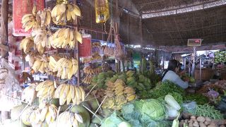 果物や野菜など豊富な農作物が取引さされ、大変に活気があります。