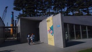 休館日は新国立美術館と同じ