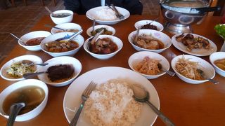 オールドパガンにあり、一人５００円前後。