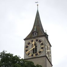 大きな黒い文字盤の時計塔
