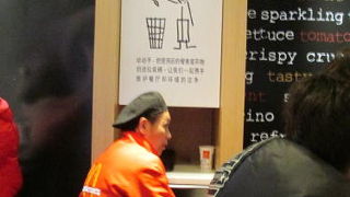 食べた後、片づけない上海人、片づけ専任がいて何時もきれいです。