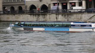 きれいに澄んだ青いリマト川を天井が透明なクルーズ船が走っていました