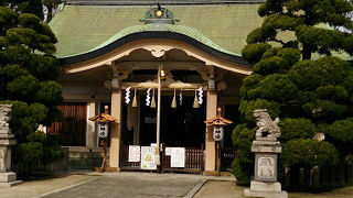 お隣の愛染堂と対照的に地味です