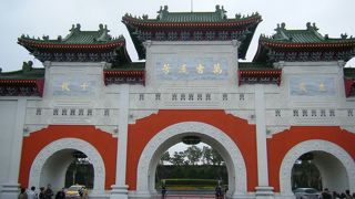 一糸乱れぬ衛兵交代儀式