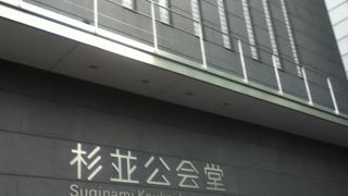 カフェのある大きなホール