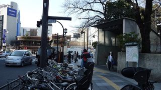 千代田区と新宿区に跨る駅