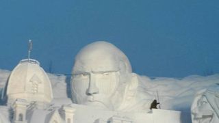 暖冬だと雪像も溶けてしまう。