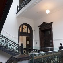館内の階段