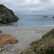 波の不思議、丸い小石の海岸