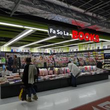 空港にしては広い本屋さんです