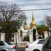 王宮のすぐそば。欧州の影響が垣間見られる寺院。