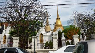 王宮のすぐそば。欧州の影響が垣間見られる寺院。