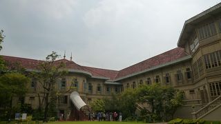 品の良い調度品で飾られたチーク材の木造建築。