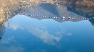 鏡のようなコバルトブルーの湖