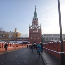 塔からつづく長い橋の部分は意外に歩いていて楽しい