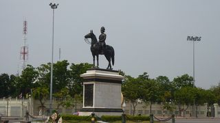 日本の明治天皇と同じように、タイの近代化を推し進めた王として人気があります。