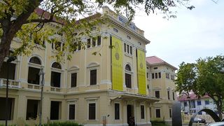 ワットポーから程近く。中高生が多く見学に訪れています。