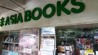 昔ながらの絵葉書なども売っています。空港では扱っていないので重宝します。